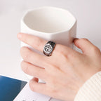 Anillo de plata clásico con intrincados grabados: reliquia de fe hecha a mano
