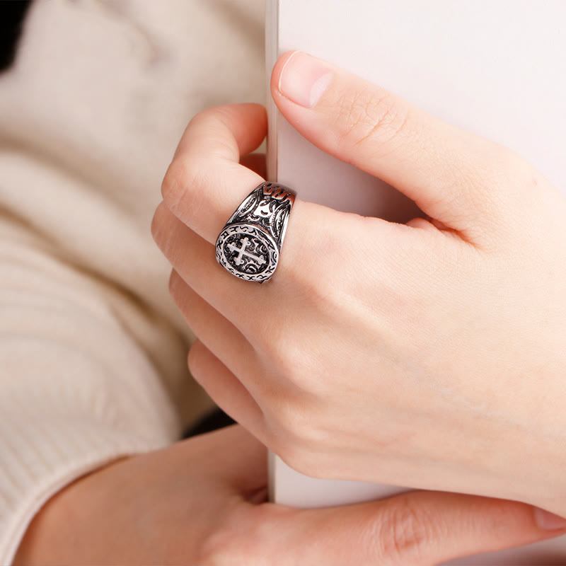 Anillo de plata clásico con intrincados grabados: reliquia de fe hecha a mano