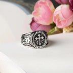 Anillo de plata clásico con intrincados grabados: reliquia de fe hecha a mano