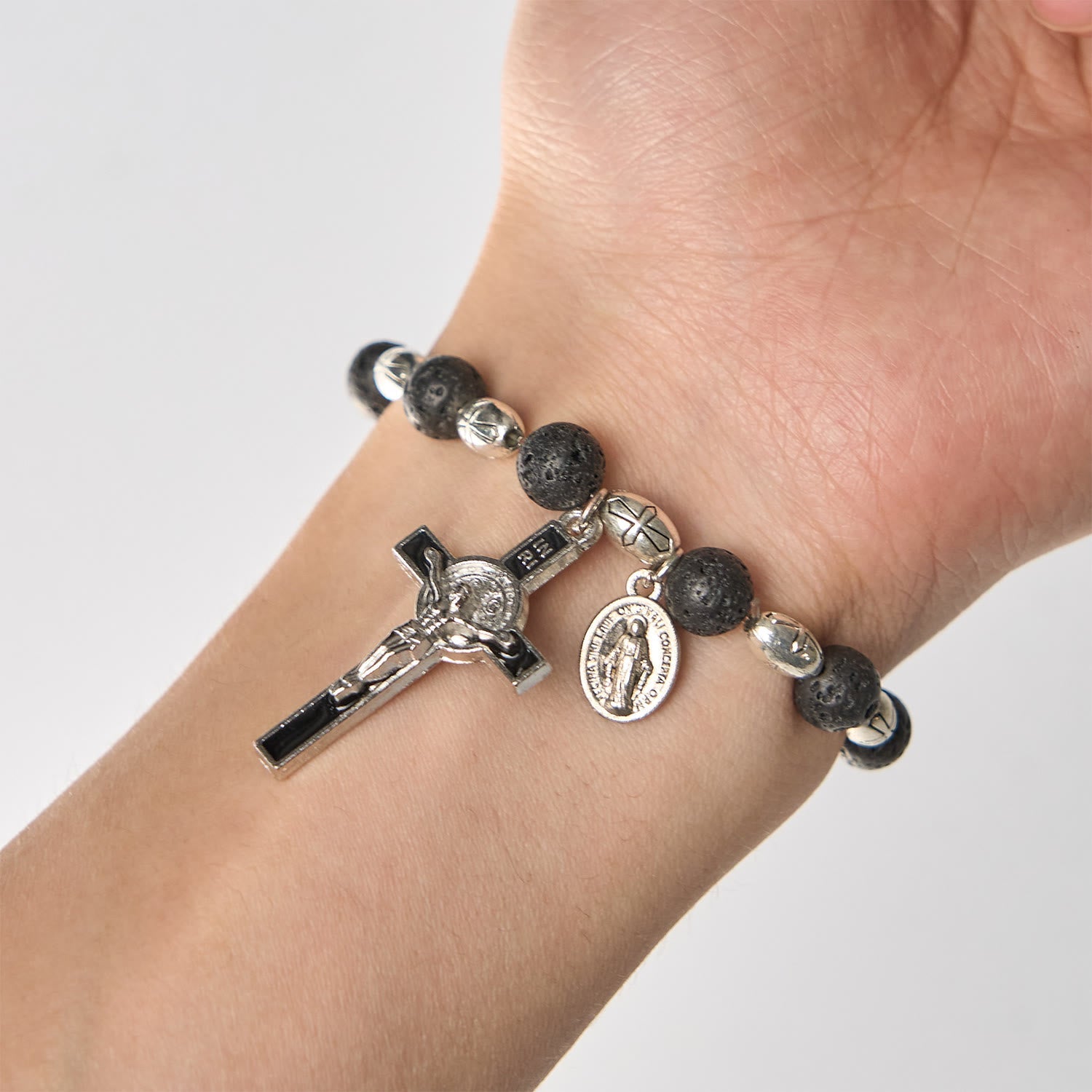 Pulsera de Ágata Negra Natural con Medalla de San Benito y Colgante de la Virgen María: Arte de Fe Divina