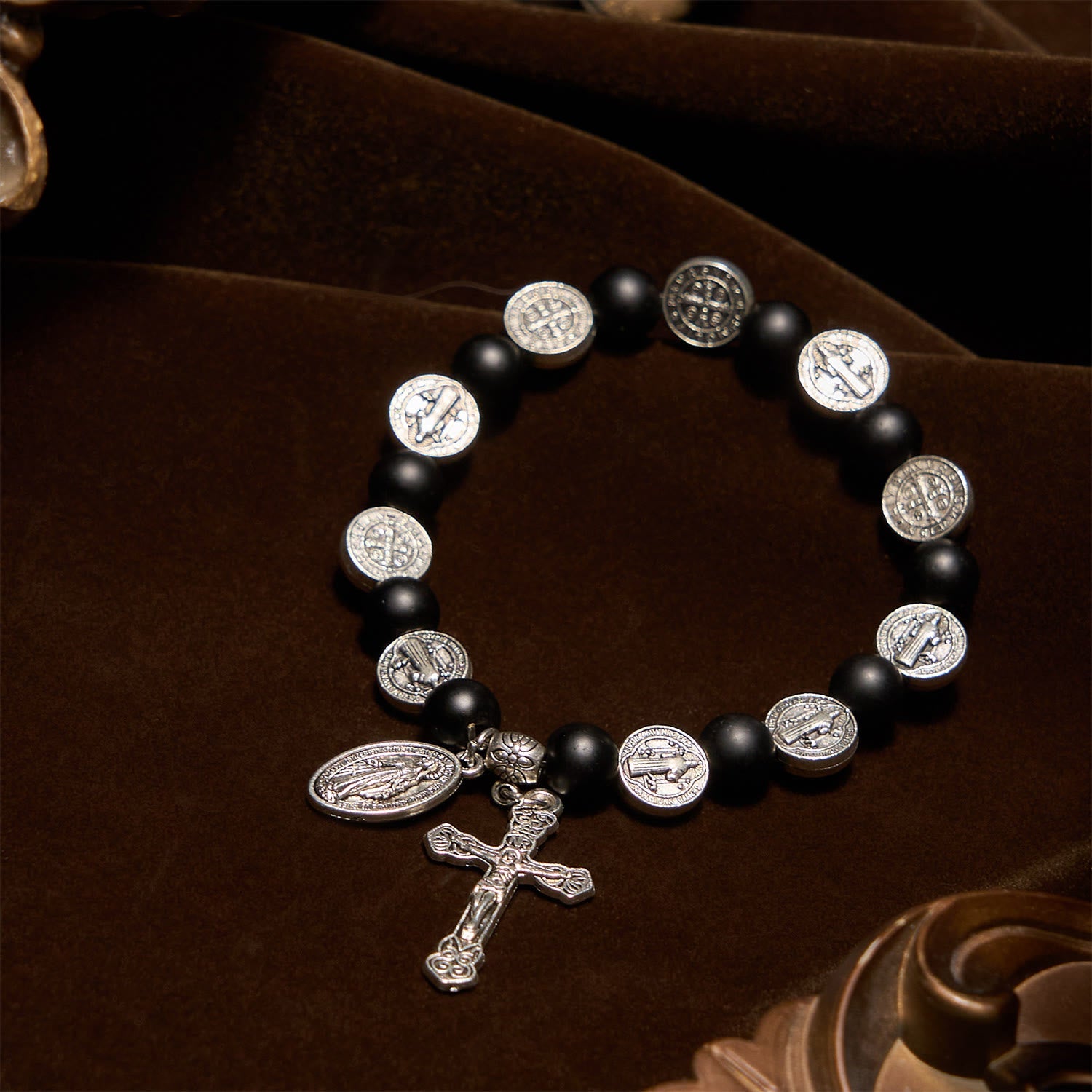 Pulsera de Ágata Negra Natural con Medalla de San Benito y Colgante de la Virgen María: Arte de Fe Divina