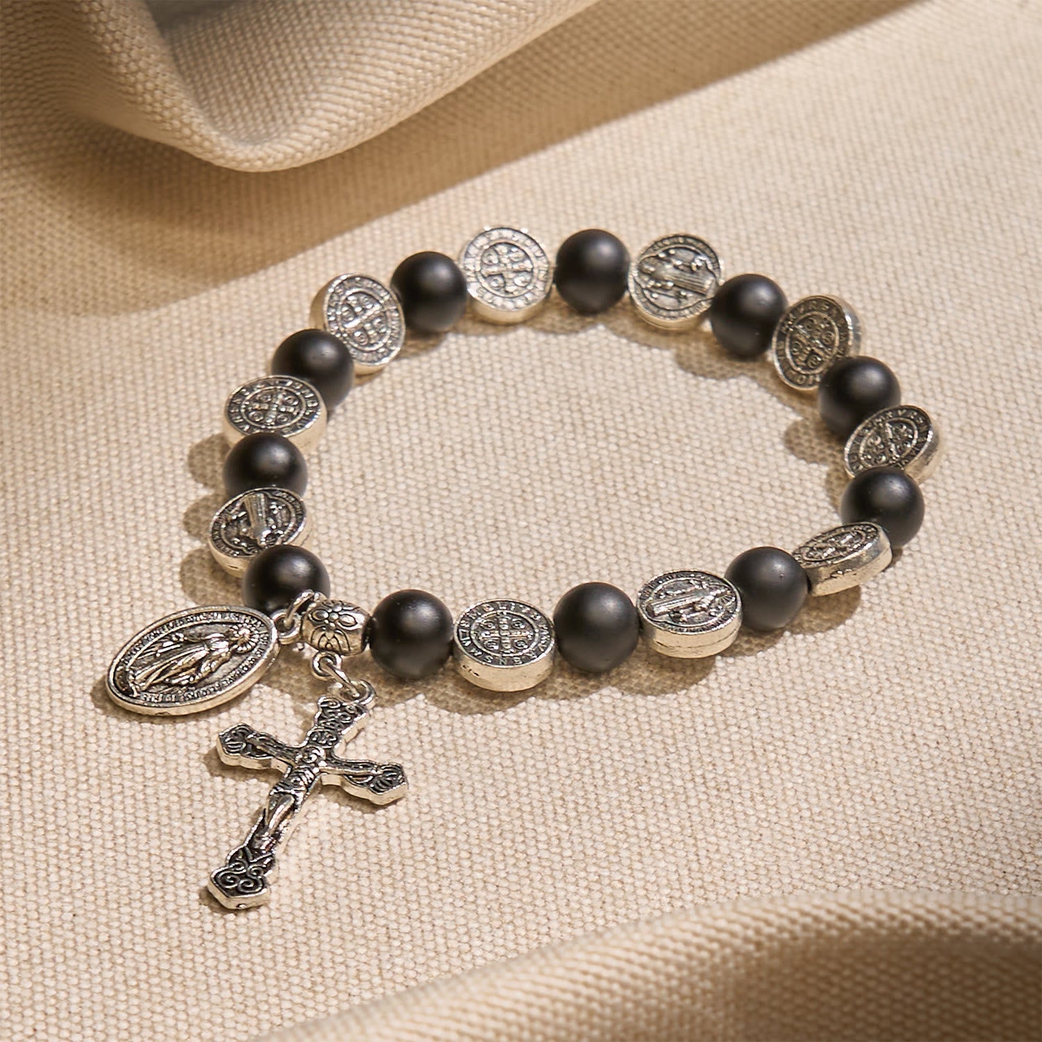 Pulsera de Ágata Negra Natural con Medalla de San Benito y Colgante de la Virgen María: Arte de Fe Divina