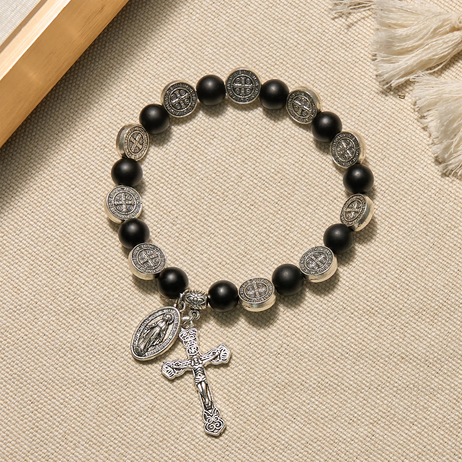 Pulsera de Ágata Negra Natural con Medalla de San Benito y Colgante de la Virgen María: Arte de Fe Divina