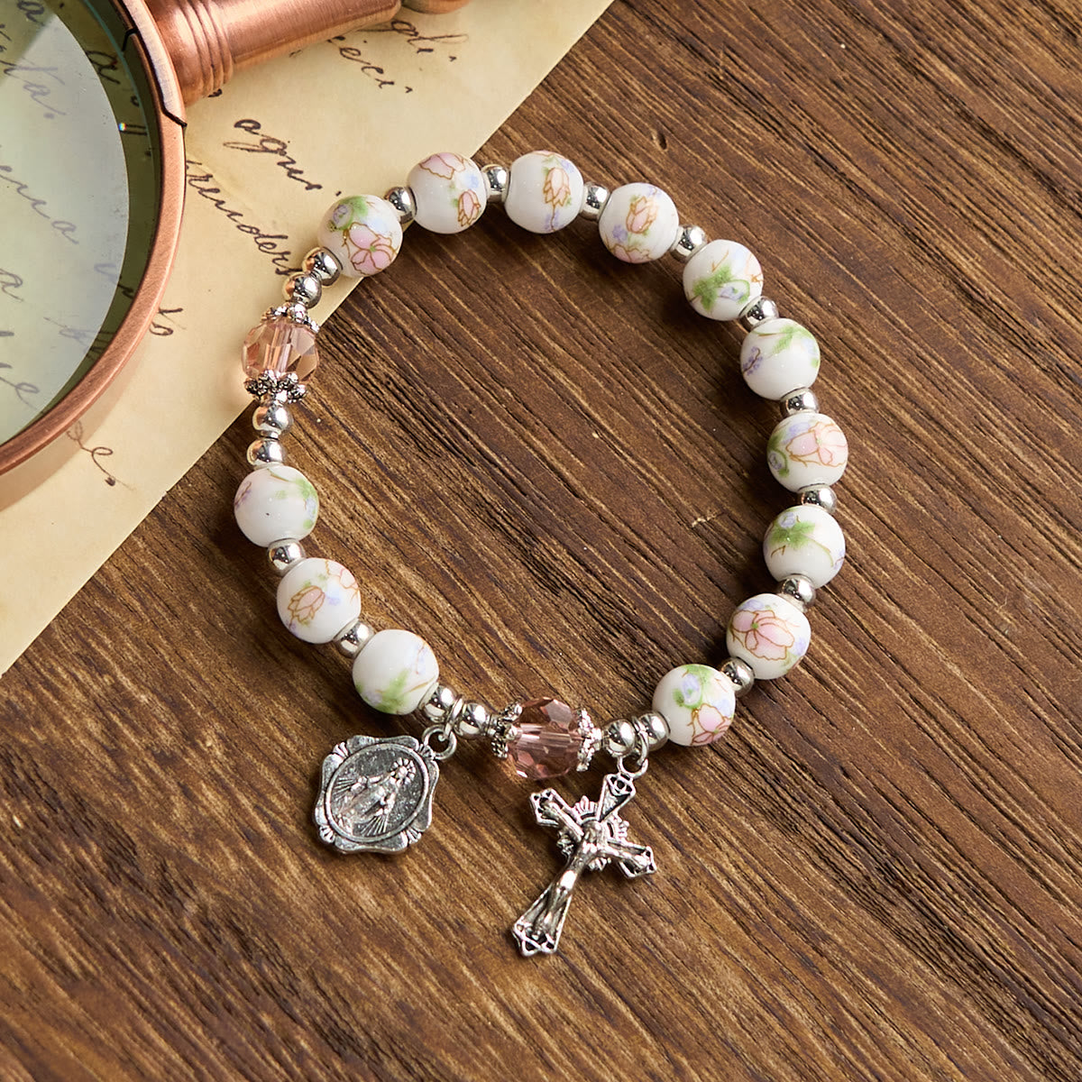 Pulsera elástica de cerámica floral multicolor con medalla milagrosa y crucifijo: elegancia sutil de fe