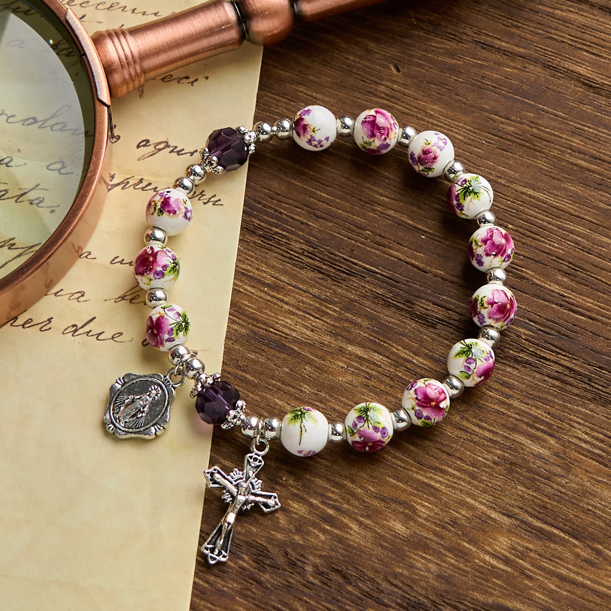 Pulsera elástica de cerámica floral multicolor con medalla milagrosa y crucifijo: elegancia sutil de fe