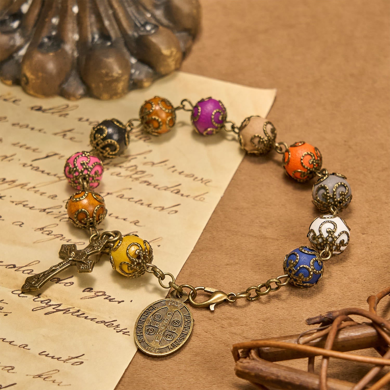 Pulsera de Cuentas Coloridas con Diseño Estilo Vintage y San Benito y Crucifijo de Bronce: Confianza en la Continuidad Divina