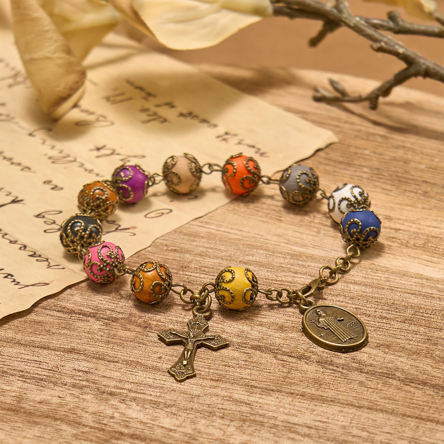 Pulsera de Cuentas Coloridas con Diseño Estilo Vintage y San Benito y Crucifijo de Bronce: Confianza en la Continuidad Divina