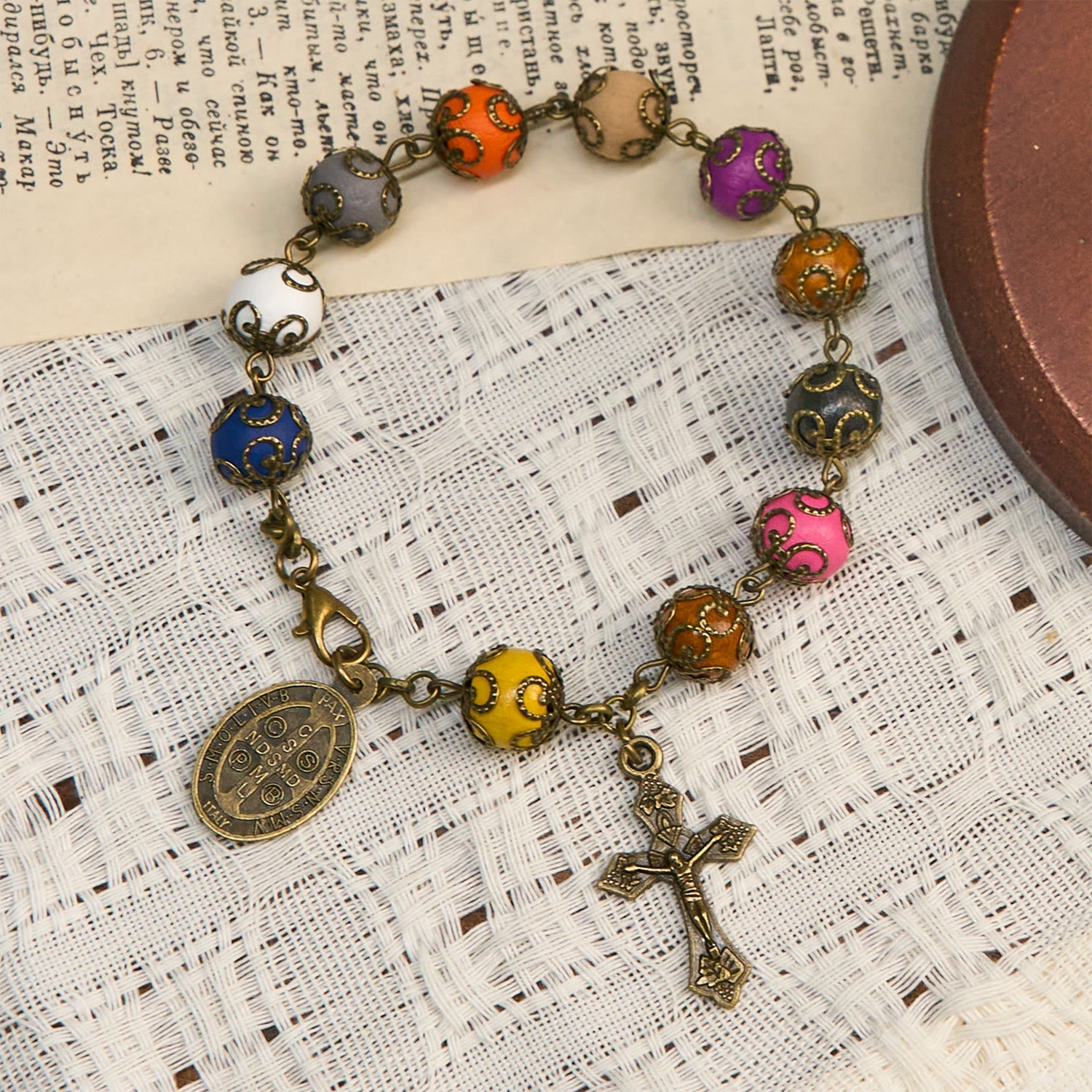 Pulsera de Cuentas Coloridas con Diseño Estilo Vintage y San Benito y Crucifijo de Bronce: Confianza en la Continuidad Divina