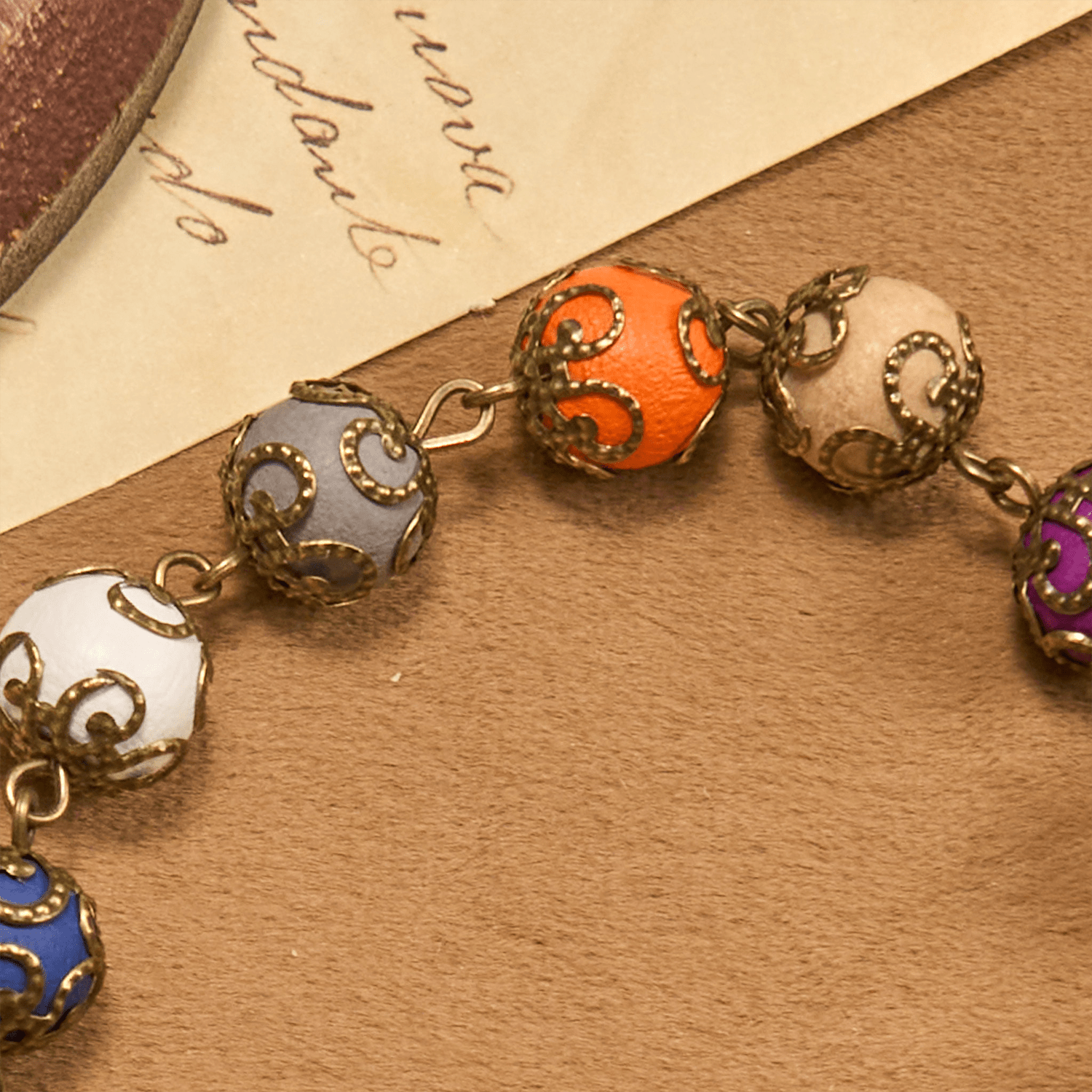 Pulsera de Cuentas Coloridas con Diseño Estilo Vintage y San Benito y Crucifijo de Bronce: Confianza en la Continuidad Divina