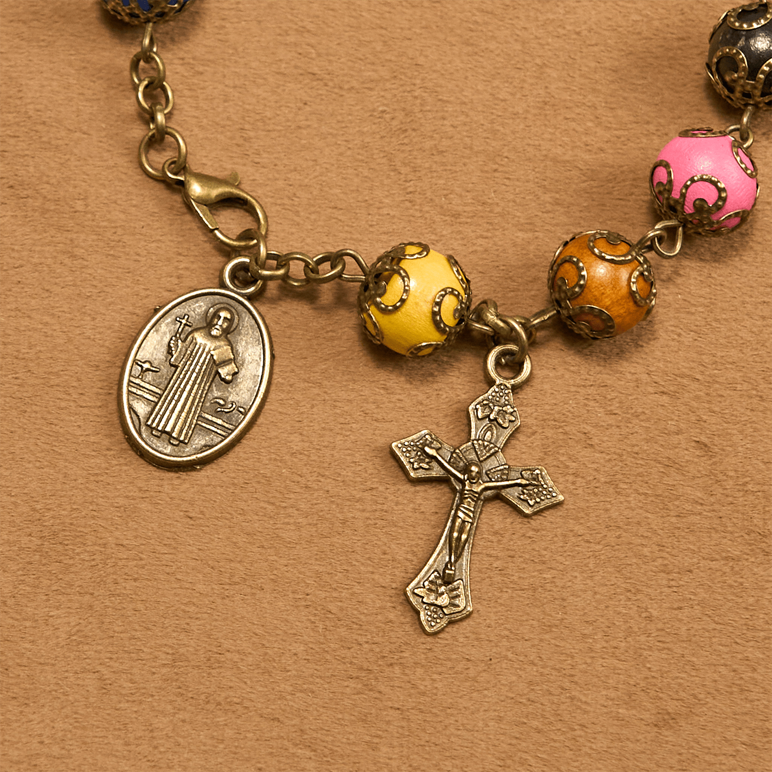 Pulsera de Cuentas Coloridas con Diseño Estilo Vintage y San Benito y Crucifijo de Bronce: Confianza en la Continuidad Divina