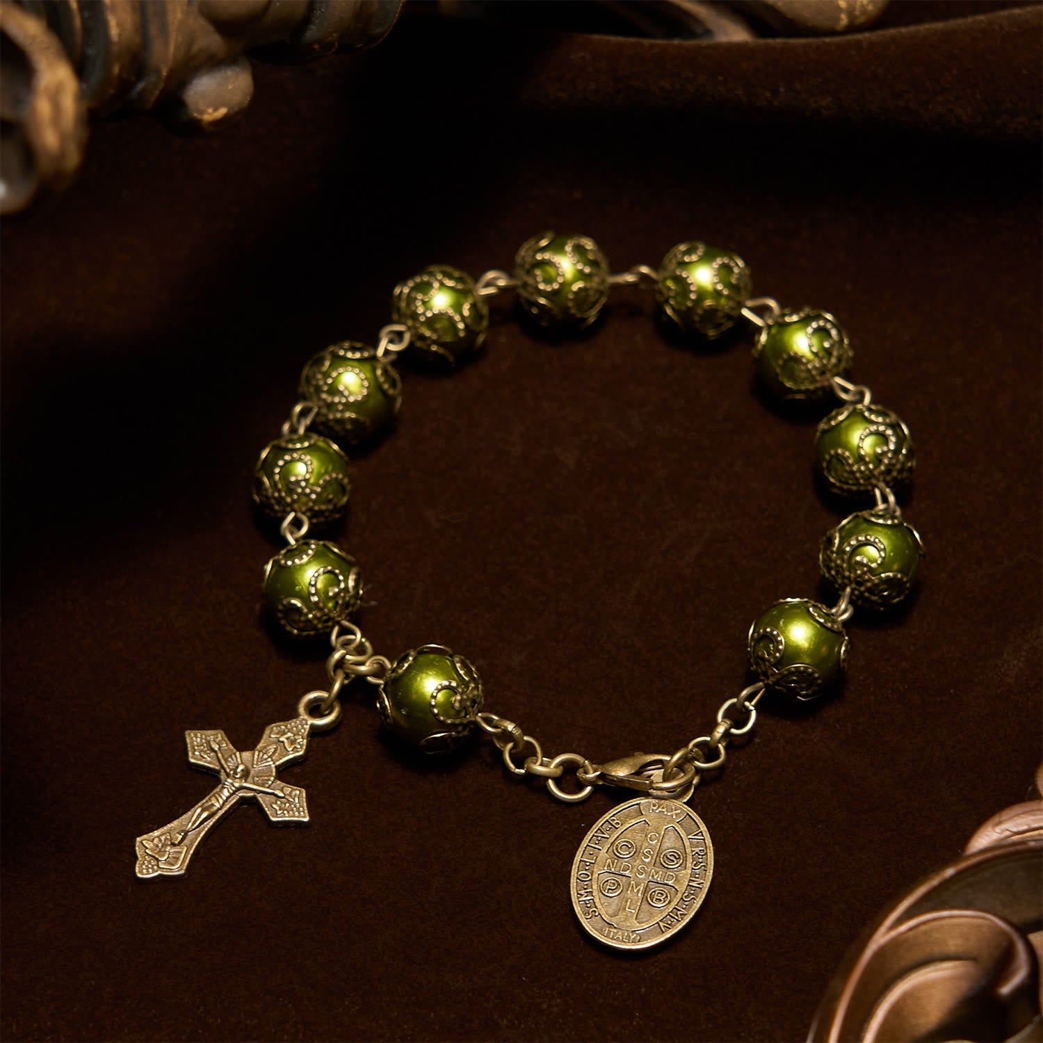 Pulsera de cuentas mate verde verdigris con medalla y crucifijo de bronce de San Benito: encuentra la paz en la sutil santidad.
