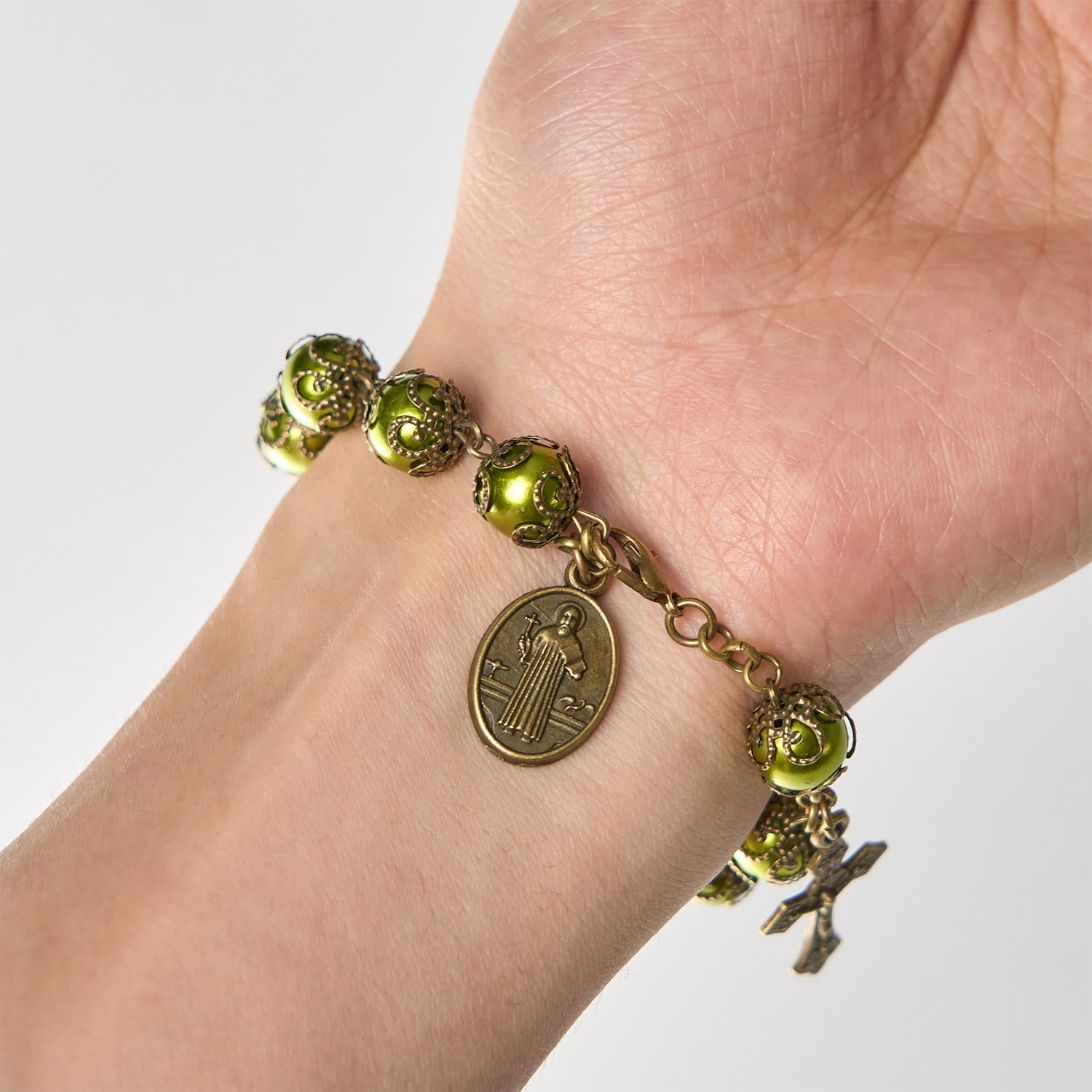 Pulsera de cuentas mate verde verdigris con medalla y crucifijo de bronce de San Benito: encuentra la paz en la sutil santidad.