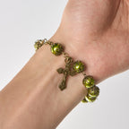 Pulsera de cuentas mate verde verdigris con medalla y crucifijo de bronce de San Benito: encuentra la paz en la sutil santidad.