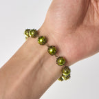 Pulsera de cuentas mate verde verdigris con medalla y crucifijo de bronce de San Benito: encuentra la paz en la sutil santidad.