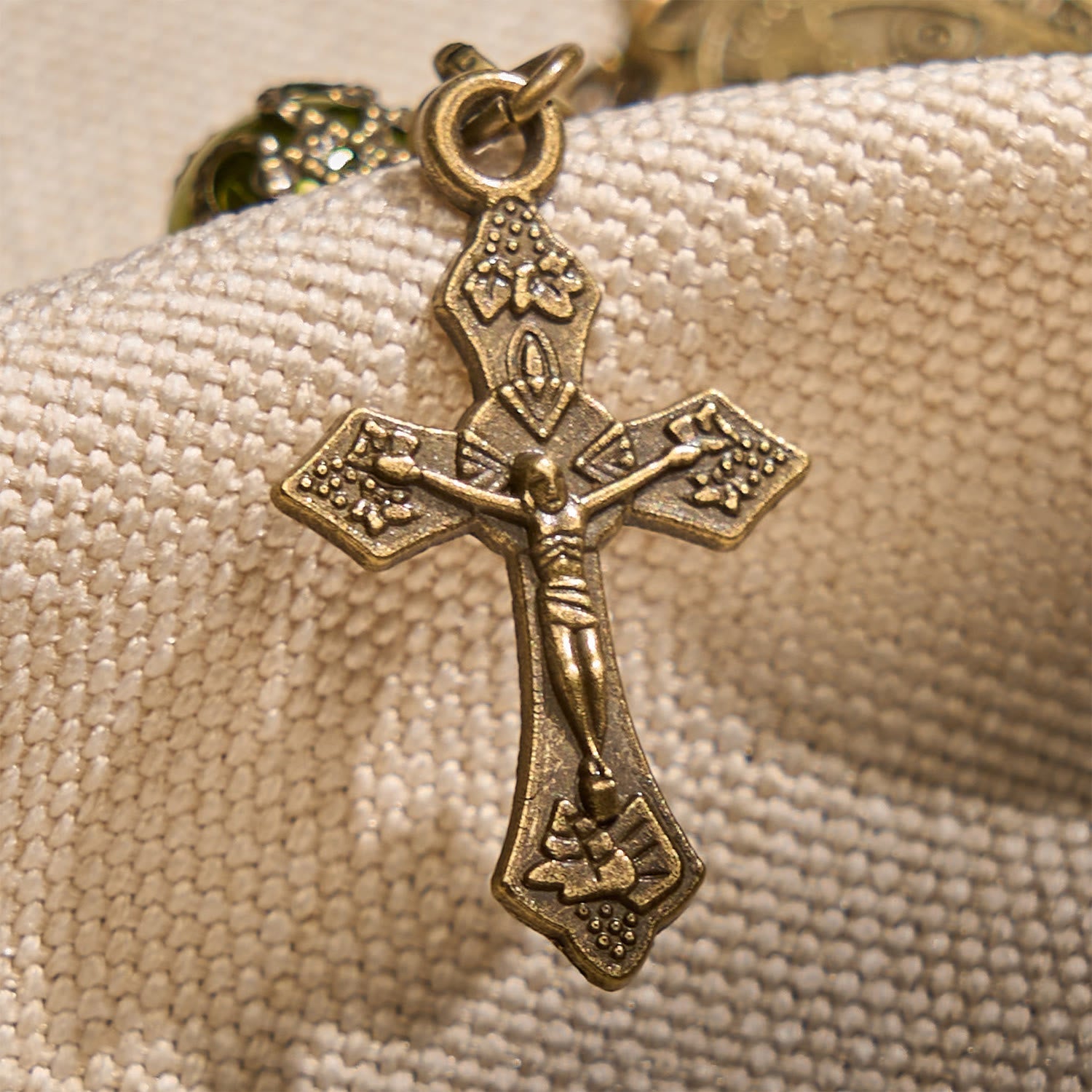 Pulsera de cuentas mate verde verdigris con medalla y crucifijo de bronce de San Benito: encuentra la paz en la sutil santidad.