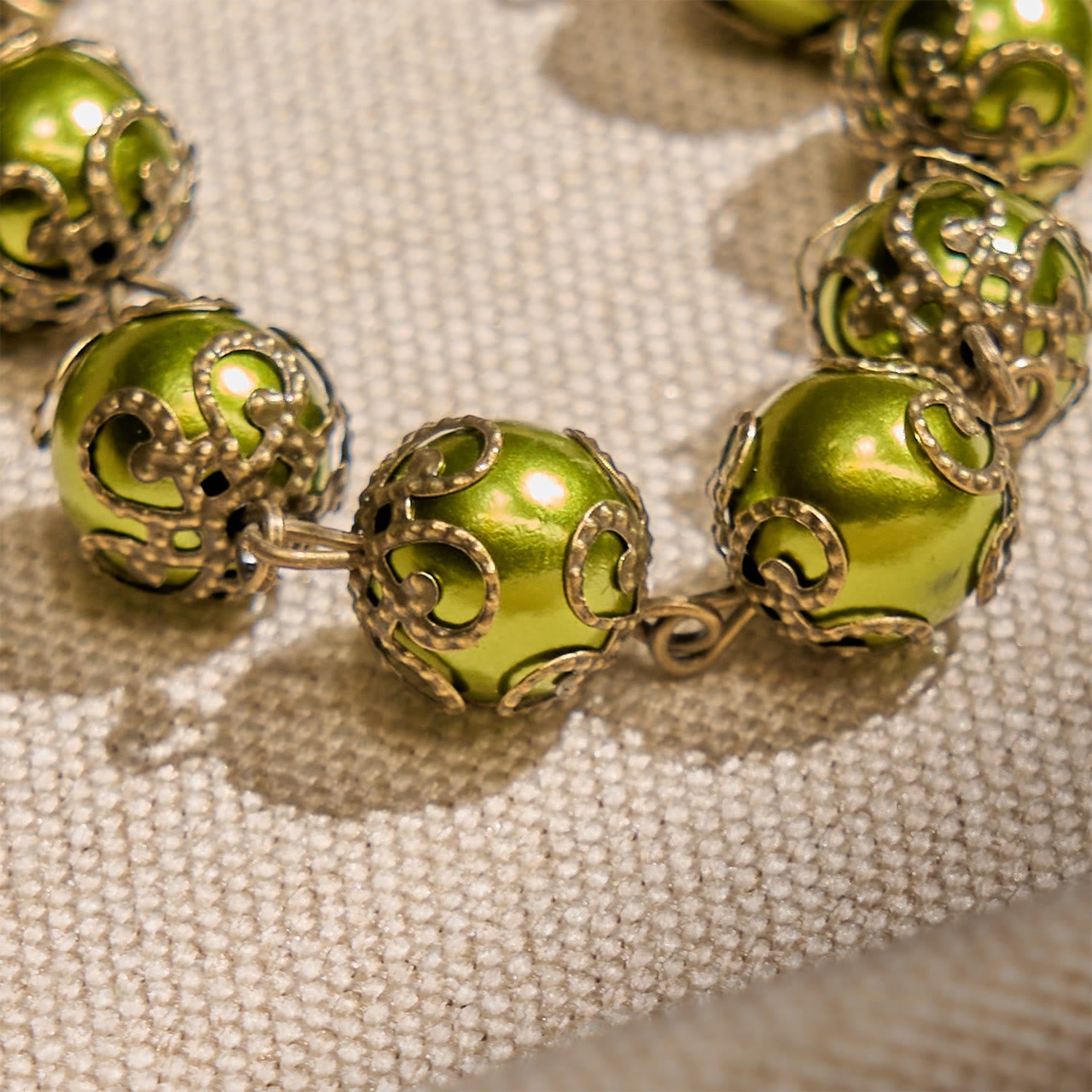 Pulsera de cuentas mate verde verdigris con medalla y crucifijo de bronce de San Benito: encuentra la paz en la sutil santidad.