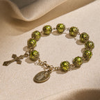 Pulsera de cuentas mate verde verdigris con medalla y crucifijo de bronce de San Benito: encuentra la paz en la sutil santidad.