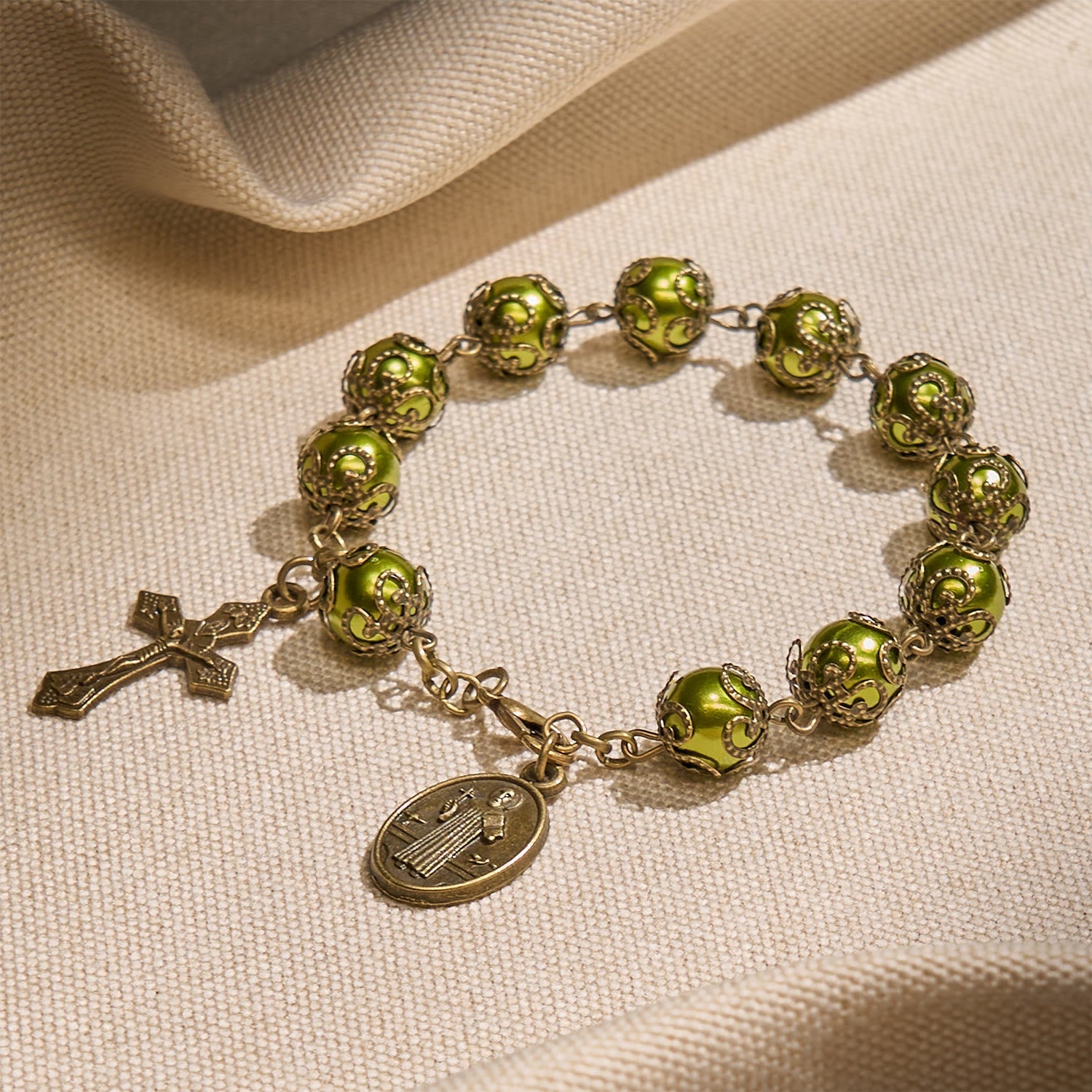 Pulsera de cuentas mate verde verdigris con medalla y crucifijo de bronce de San Benito: encuentra la paz en la sutil santidad.