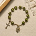 Pulsera de cuentas mate verde verdigris con medalla y crucifijo de bronce de San Benito: encuentra la paz en la sutil santidad.