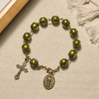 Pulsera de cuentas mate verde verdigris con medalla y crucifijo de bronce de San Benito: encuentra la paz en la sutil santidad.