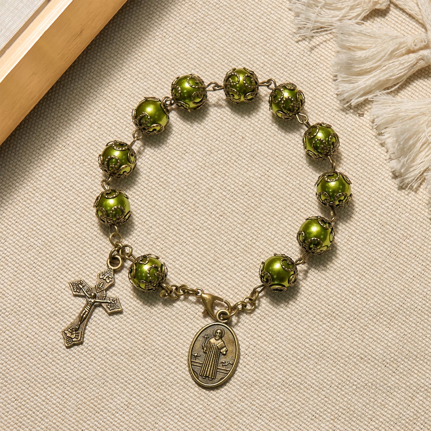 Pulsera de cuentas mate verde verdigris con medalla y crucifijo de bronce de San Benito: encuentra la paz en la sutil santidad.