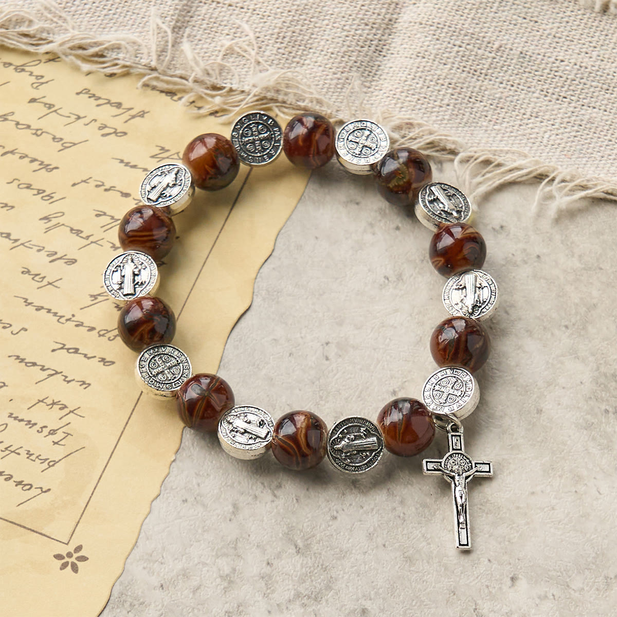 Pulsera de Cuentas Tricolor con Medalla y Crucifijo Plateado de San Benito: Arte de Fe Divino