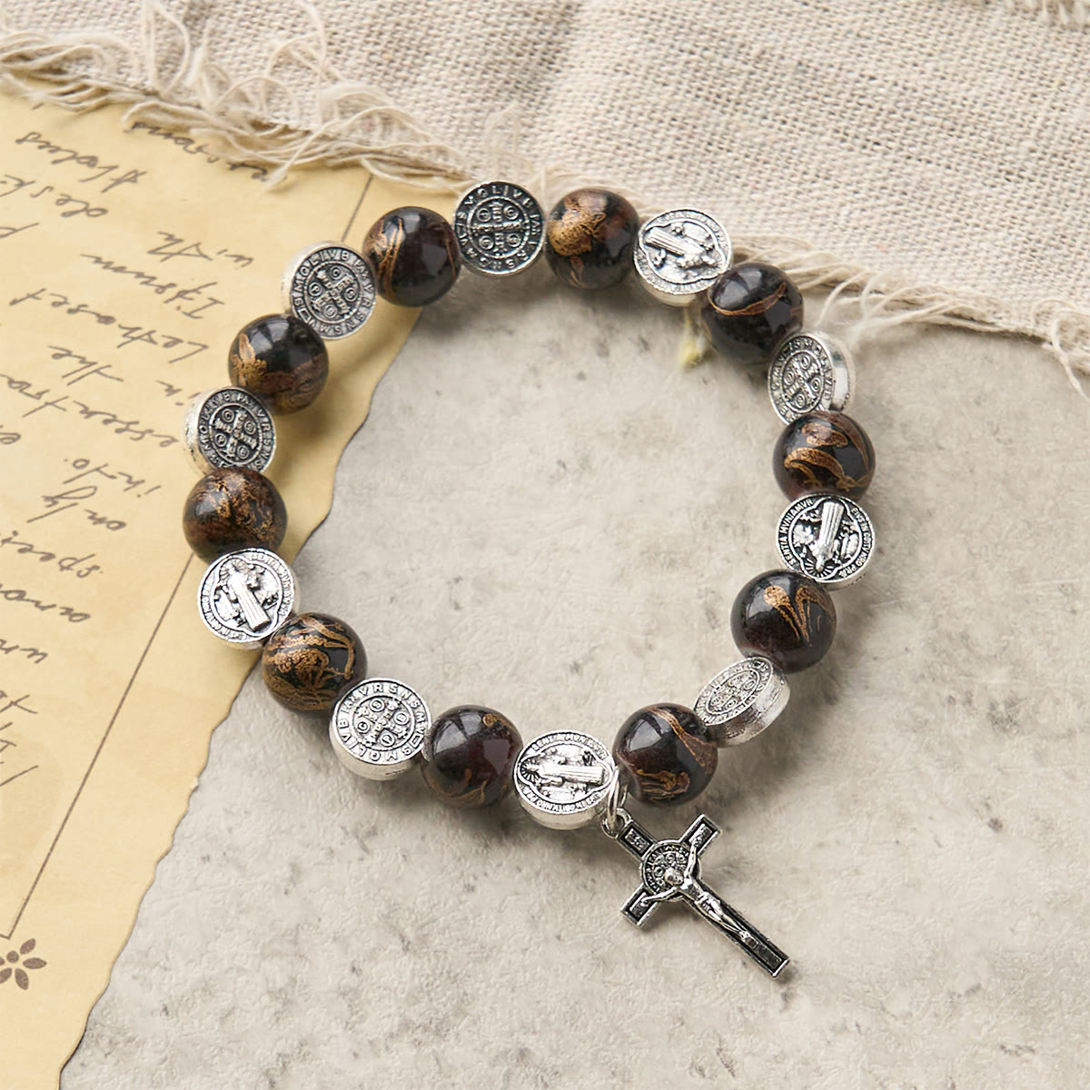 Pulsera de Cuentas Tricolor con Medalla y Crucifijo Plateado de San Benito: Arte de Fe Divino