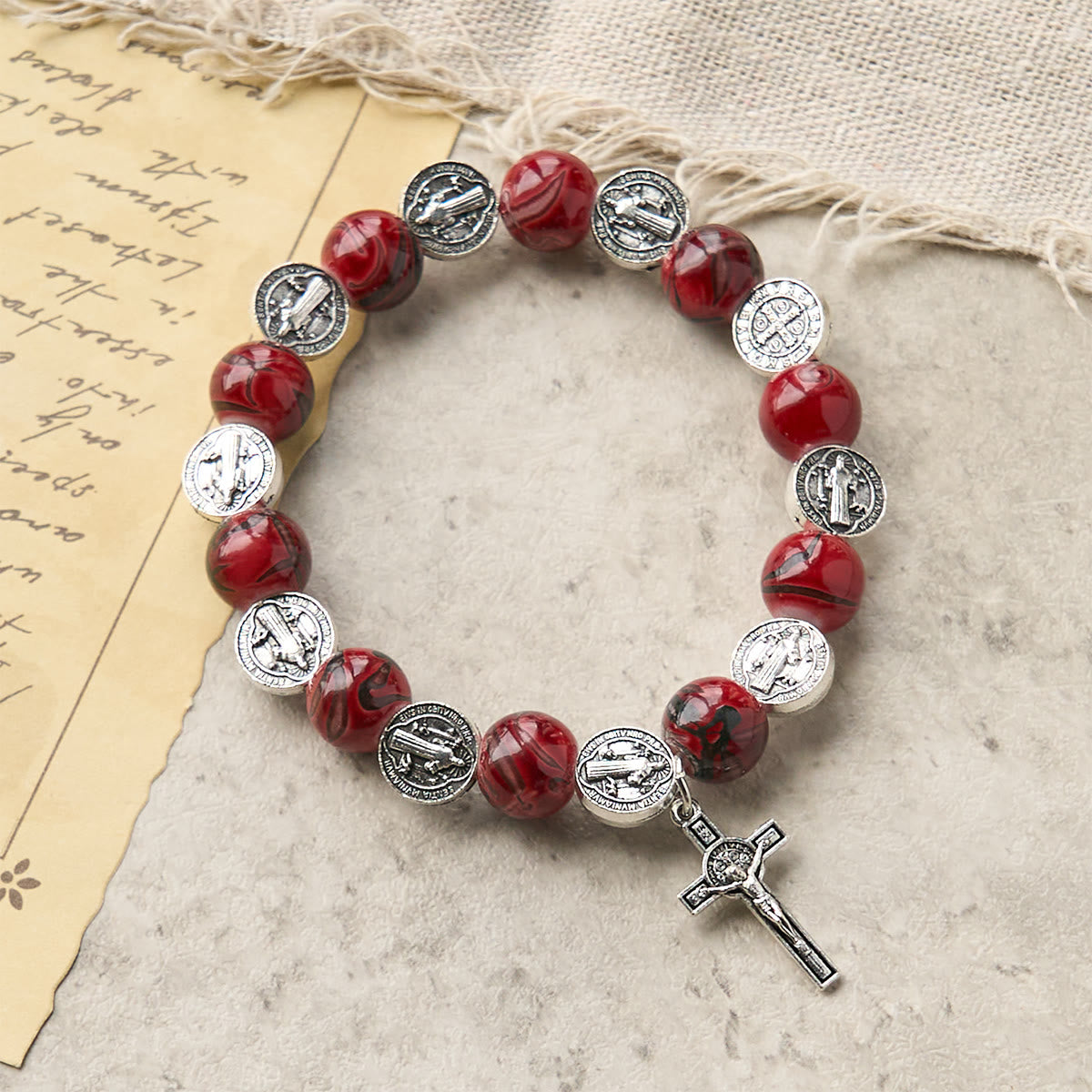 Pulsera de Cuentas Tricolor con Medalla y Crucifijo Plateado de San Benito: Arte de Fe Divino