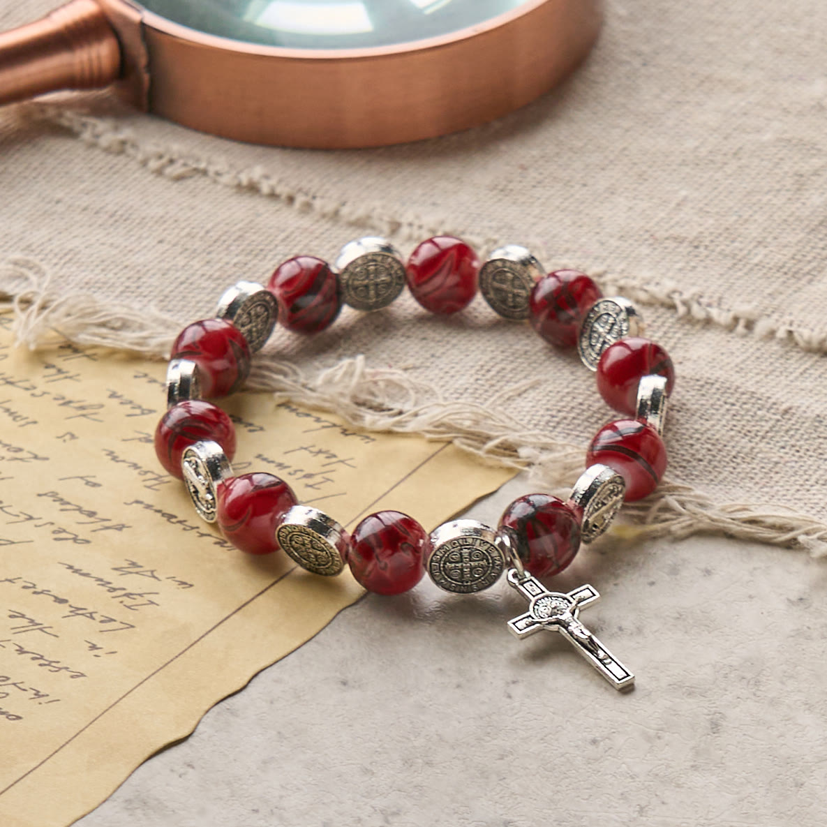 Pulsera de Cuentas Tricolor con Medalla y Crucifijo Plateado de San Benito: Arte de Fe Divino