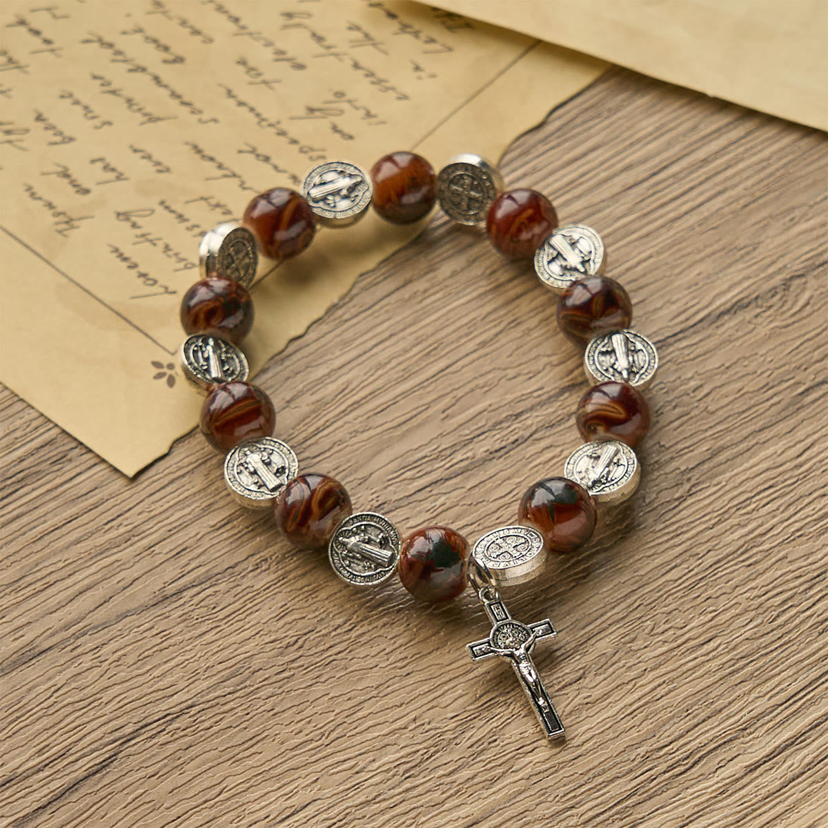 Pulsera de Cuentas Tricolor con Medalla y Crucifijo Plateado de San Benito: Arte de Fe Divino