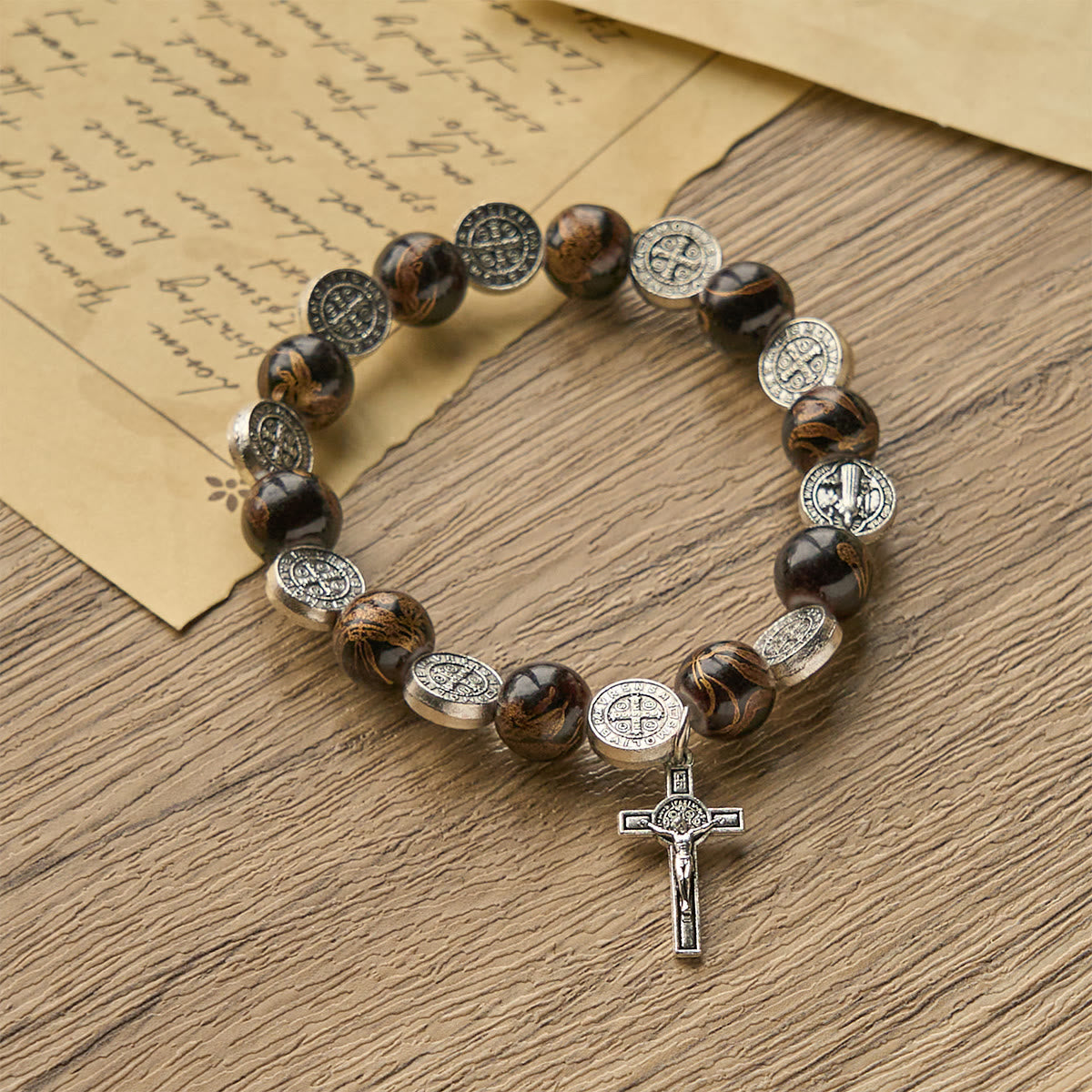 Pulsera de Cuentas Tricolor con Medalla y Crucifijo Plateado de San Benito: Arte de Fe Divino
