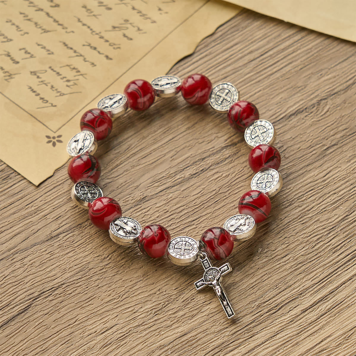Pulsera de Cuentas Tricolor con Medalla y Crucifijo Plateado de San Benito: Arte de Fe Divino