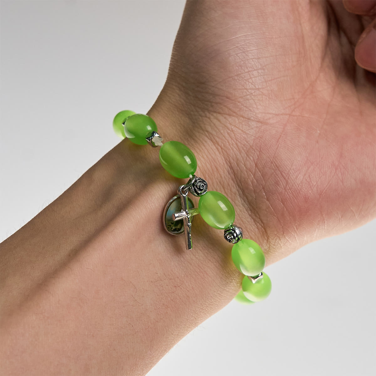 Pulsera de Rosario de San Judas y Crucifijo con Cuentas Verdes Claras