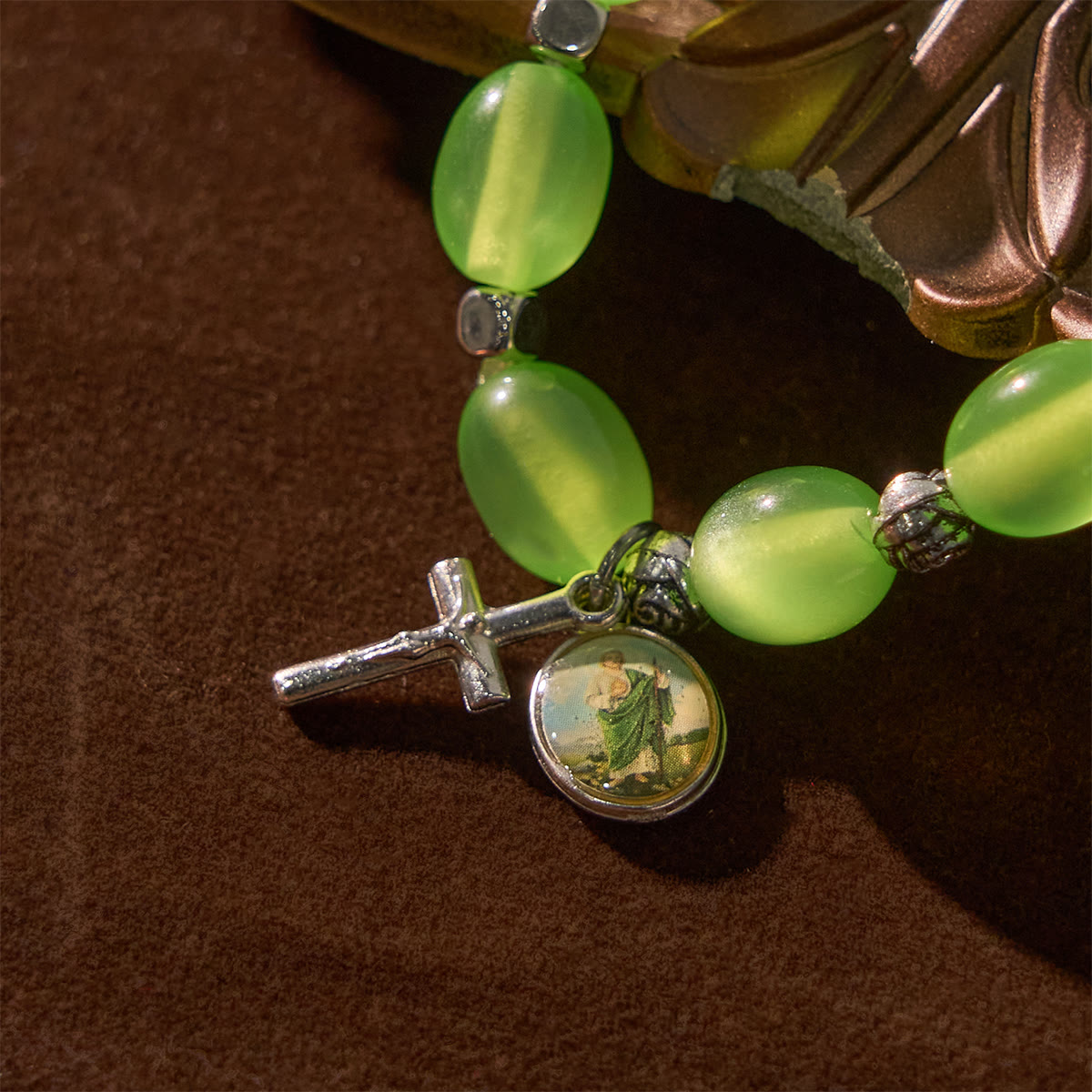 Pulsera de Rosario de San Judas y Crucifijo con Cuentas Verdes Claras