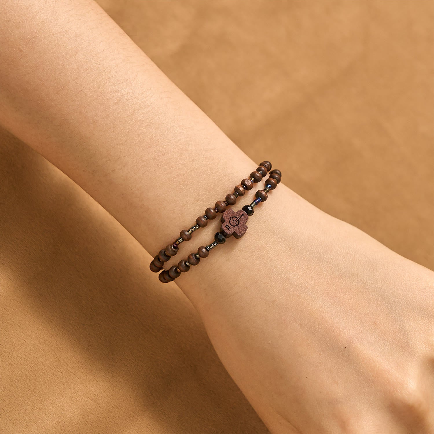 Pulsera clásica de cuentas de madera con cruz: Emblema atemporal de fe discreta