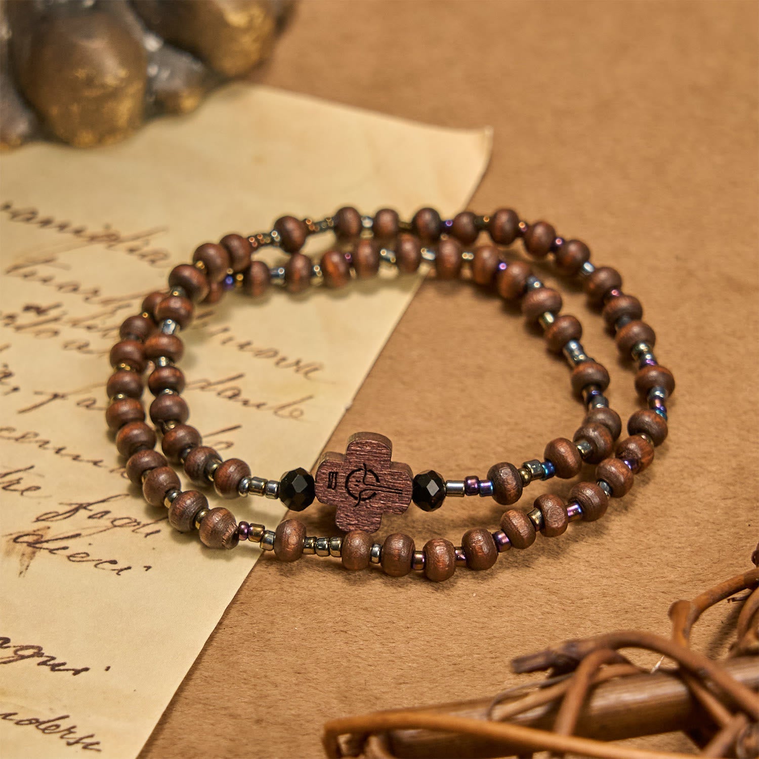 Pulsera clásica de cuentas de madera con cruz: Emblema atemporal de fe discreta