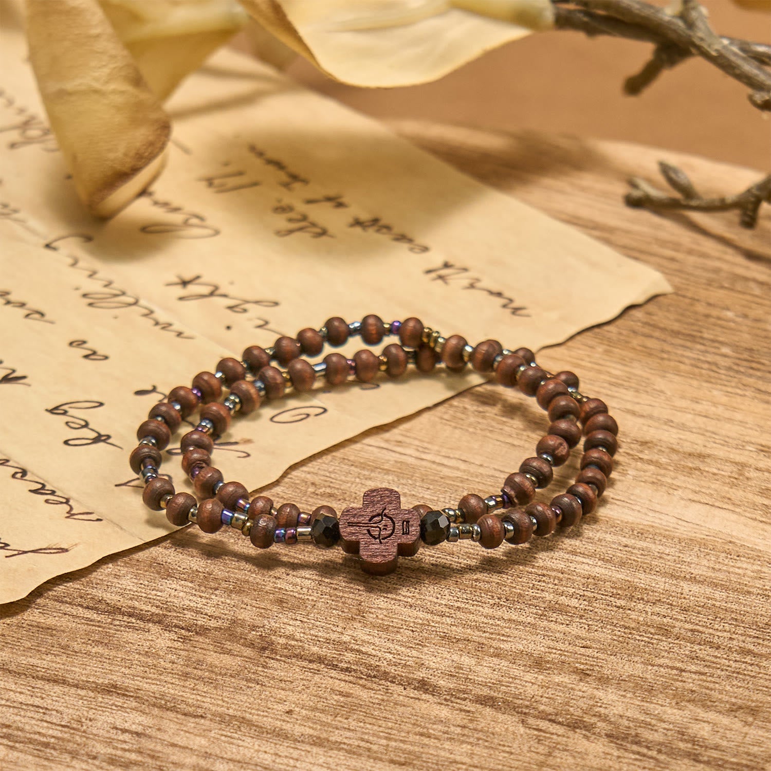 Pulsera clásica de cuentas de madera con cruz: Emblema atemporal de fe discreta
