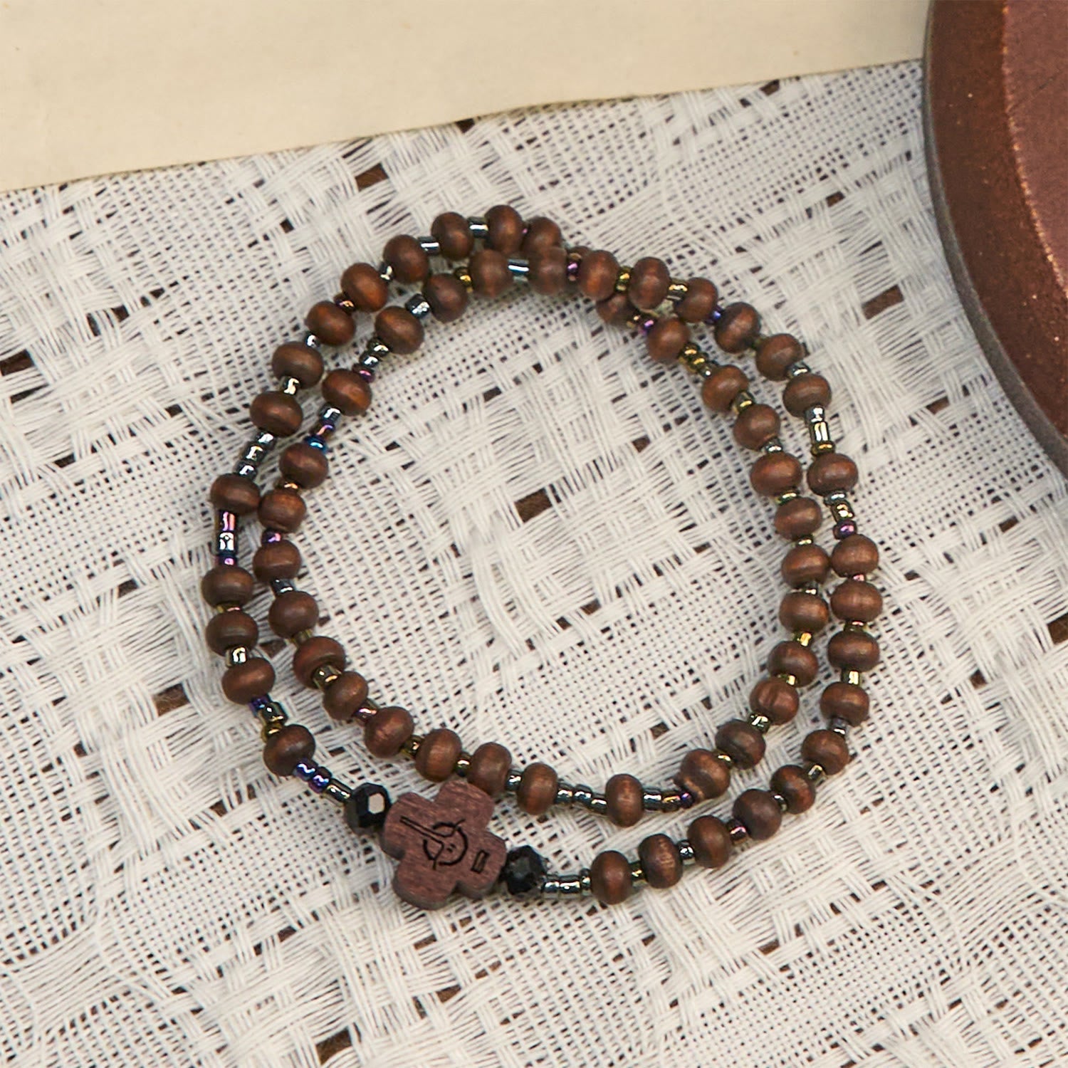 Pulsera clásica de cuentas de madera con cruz: Emblema atemporal de fe discreta