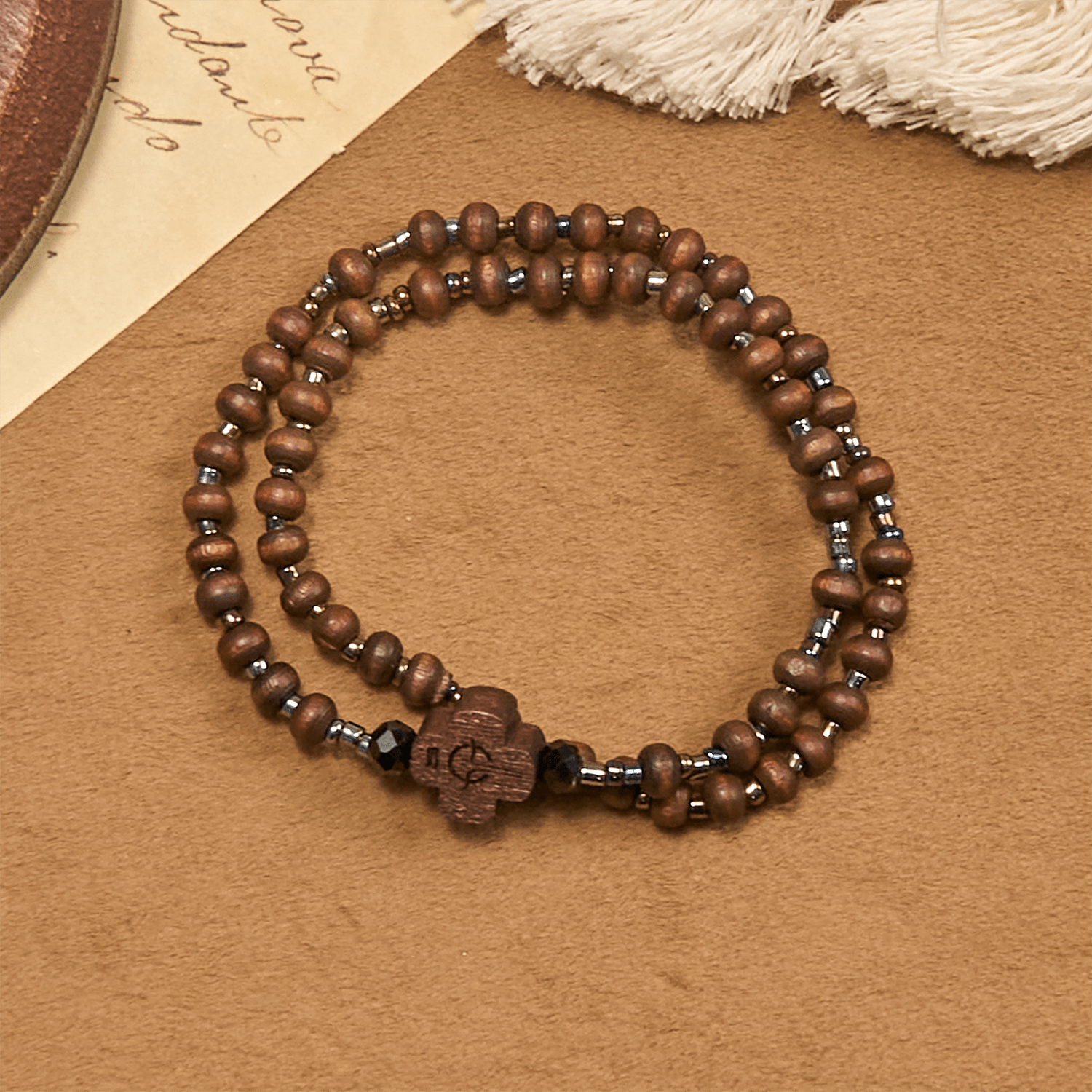 Pulsera clásica de cuentas de madera con cruz: Emblema atemporal de fe discreta