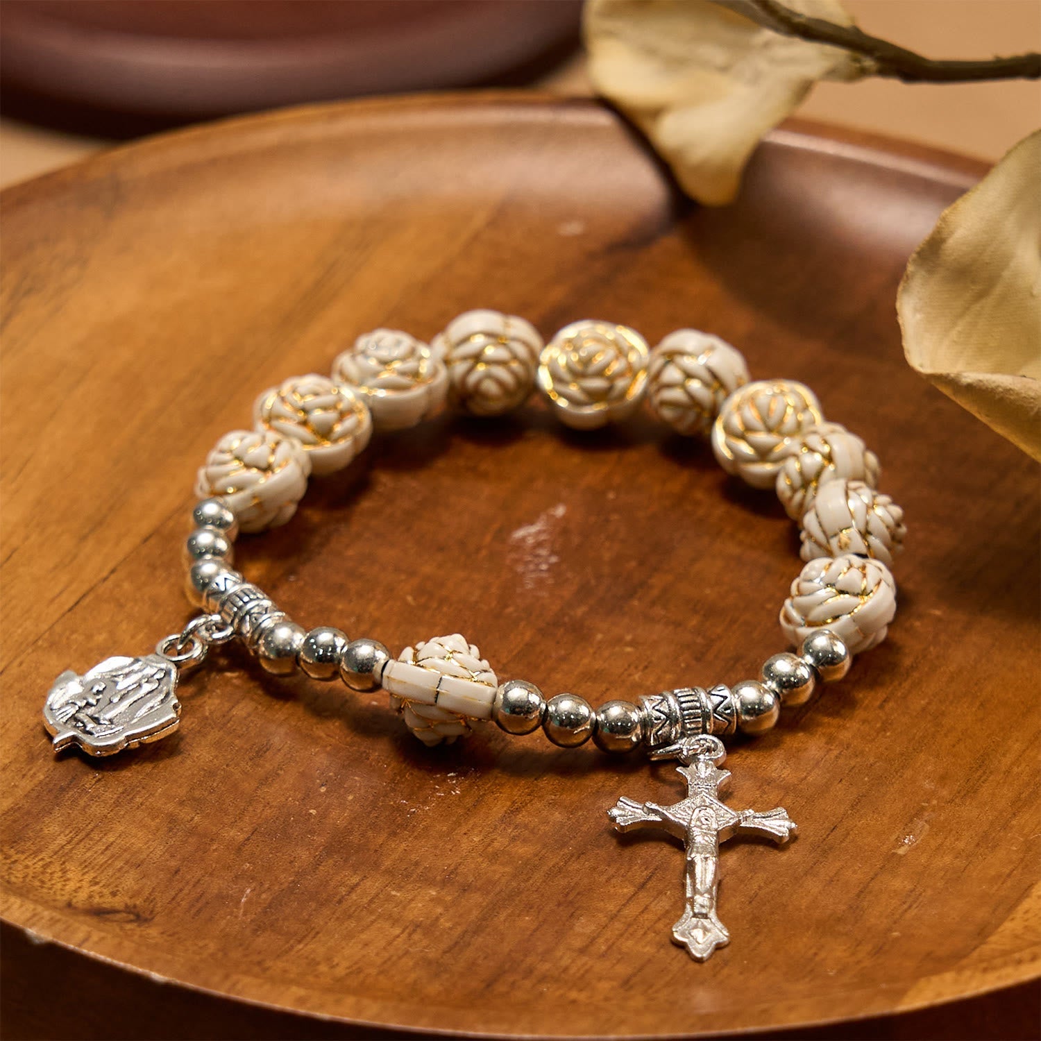 Pulsera de rosario de cuentas de rosa blanca de 10 mm artísticamente esculpida con crucifijo