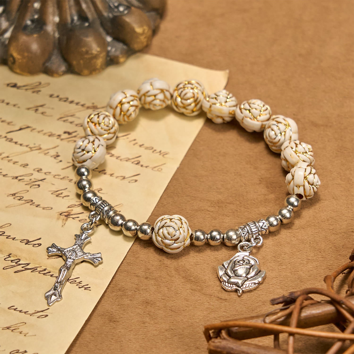Pulsera de rosario de cuentas de rosa blanca de 10 mm artísticamente esculpida con crucifijo