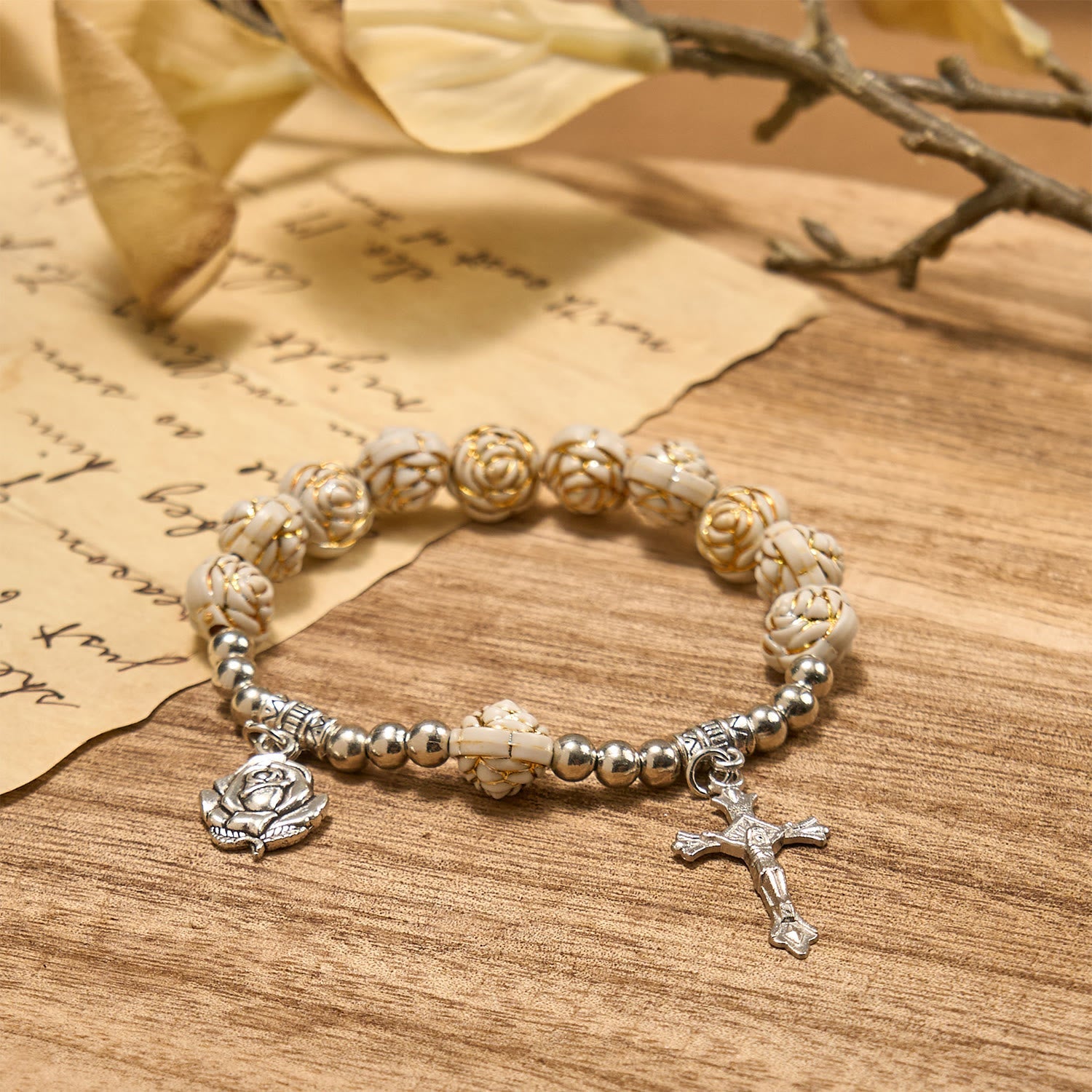 Pulsera de rosario de cuentas de rosa blanca de 10 mm artísticamente esculpida con crucifijo