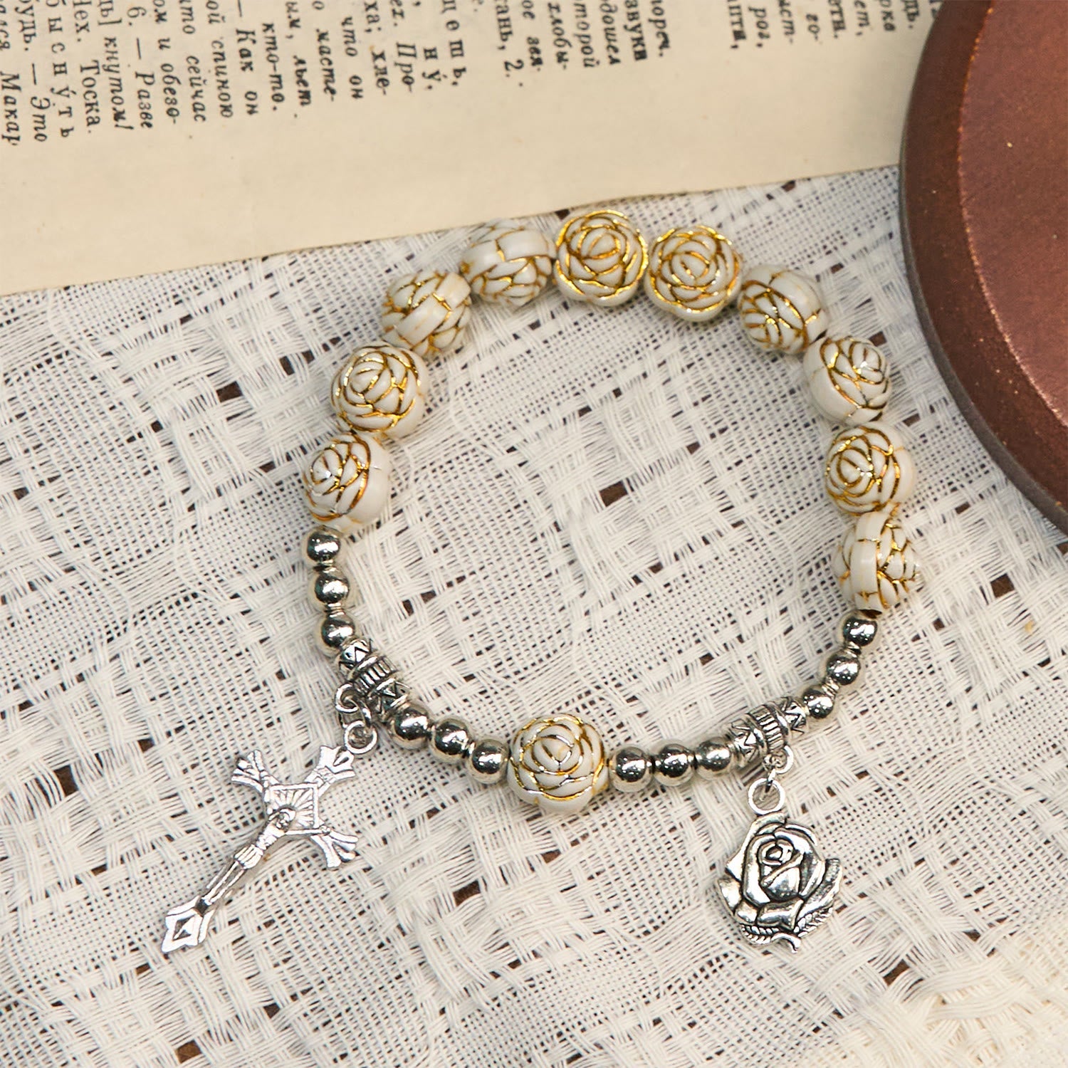 Pulsera de rosario de cuentas de rosa blanca de 10 mm artísticamente esculpida con crucifijo