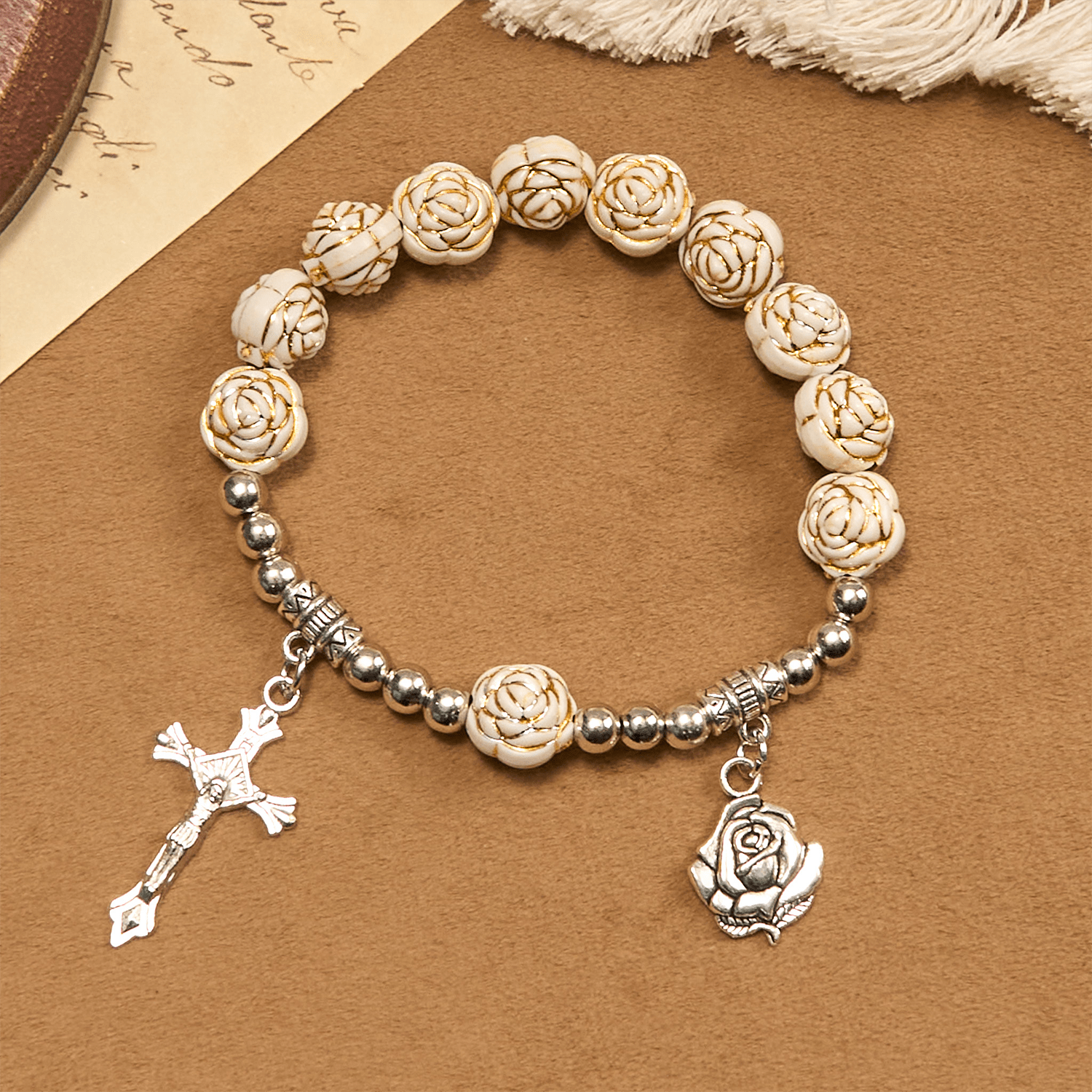 Pulsera de rosario de cuentas de rosa blanca de 10 mm artísticamente esculpida con crucifijo