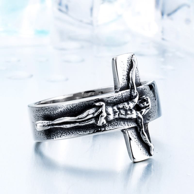Anillo de acero inoxidable con relieve de crucifijo vintage: fuerza a través del sacrificio sagrado