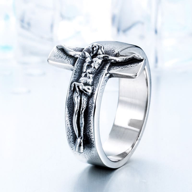 Anillo de acero inoxidable con relieve de crucifijo vintage: fuerza a través del sacrificio sagrado
