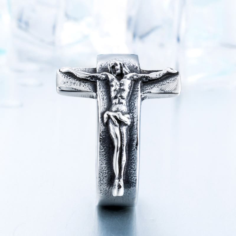 Anillo de acero inoxidable con relieve de crucifijo vintage: fuerza a través del sacrificio sagrado