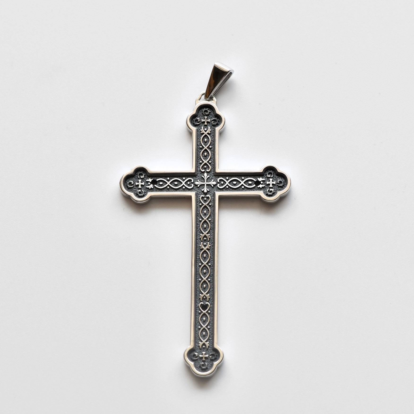 Collar con colgante de cruz INRI amuleto de plata de ley retro: un emblema de gracia