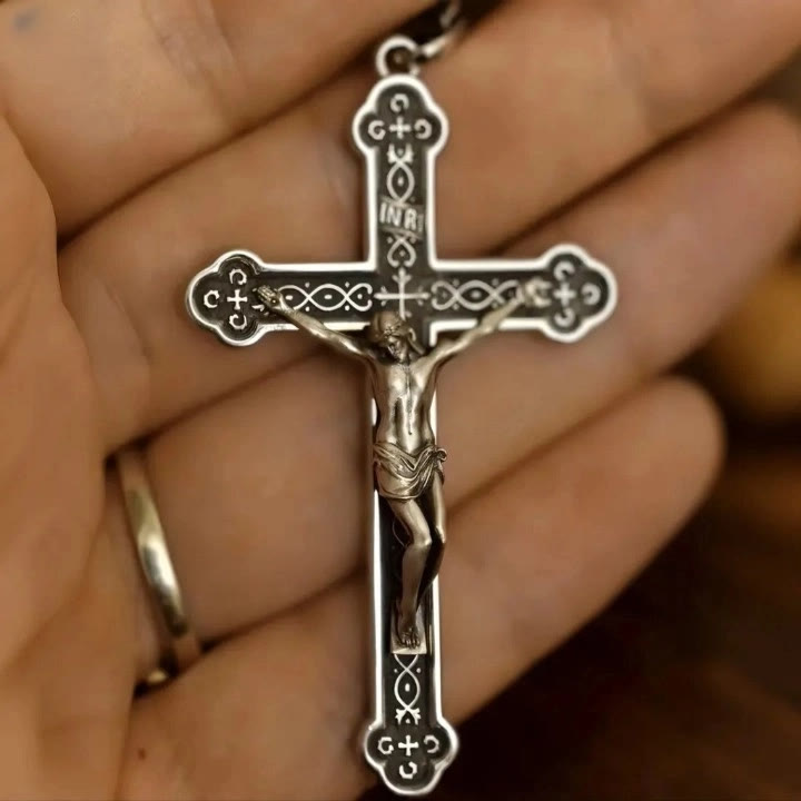 Collar con colgante de cruz INRI amuleto de plata de ley retro: un emblema de gracia