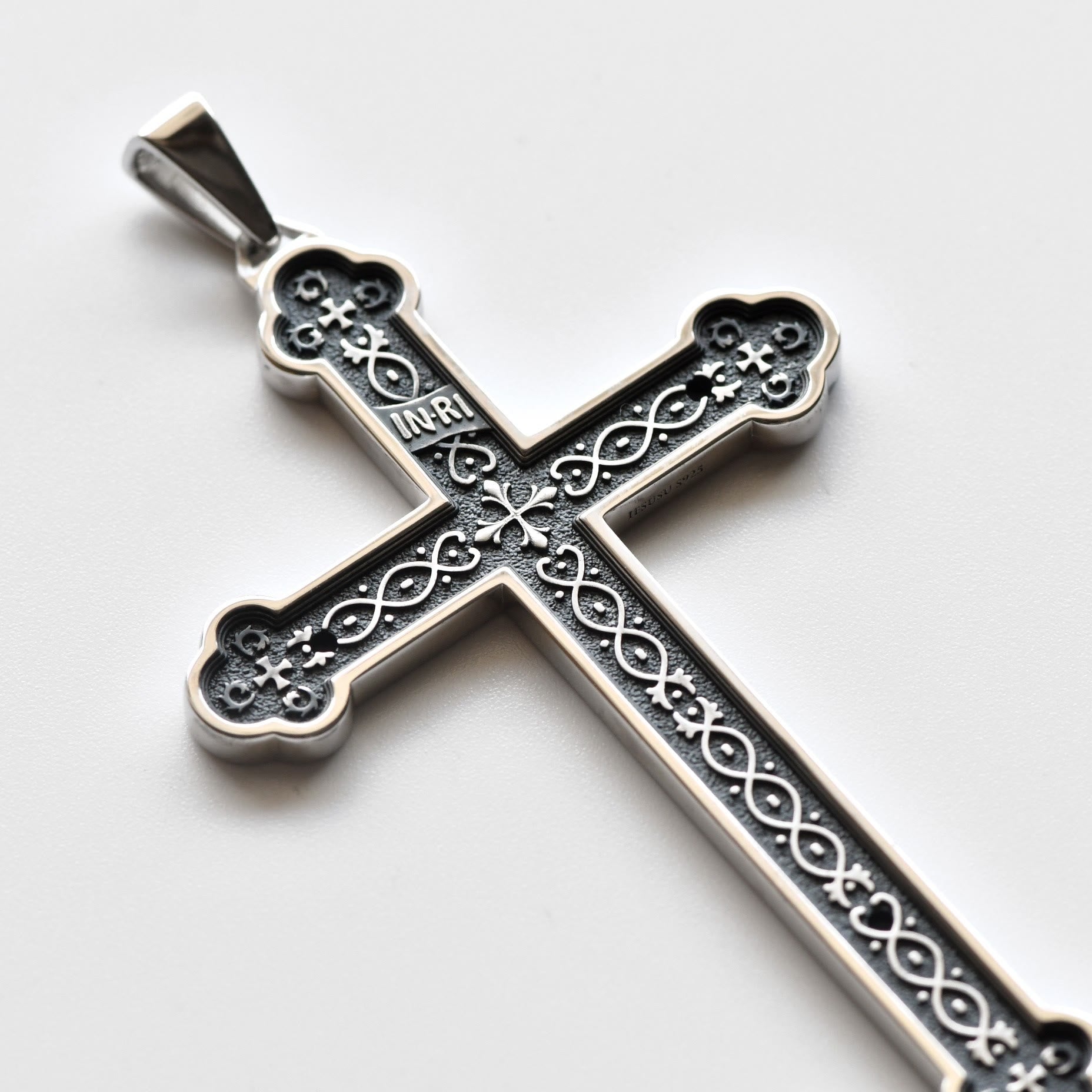 Collar con colgante de cruz INRI amuleto de plata de ley retro: un emblema de gracia